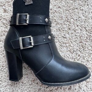 Elegant Black Heeled Boots with Buckle Accents